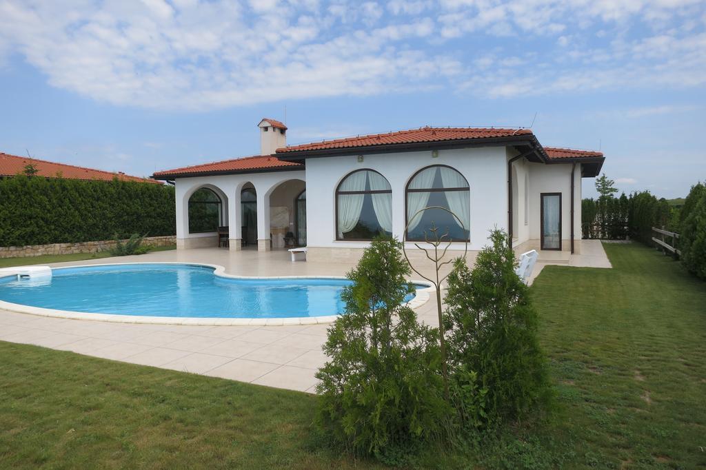 Private Villa First Line With Sea View In Blacksearama Golf Балчик Екстериор снимка