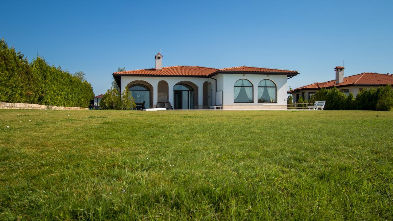 Private Villa First Line With Sea View In Blacksearama Golf Балчик Екстериор снимка