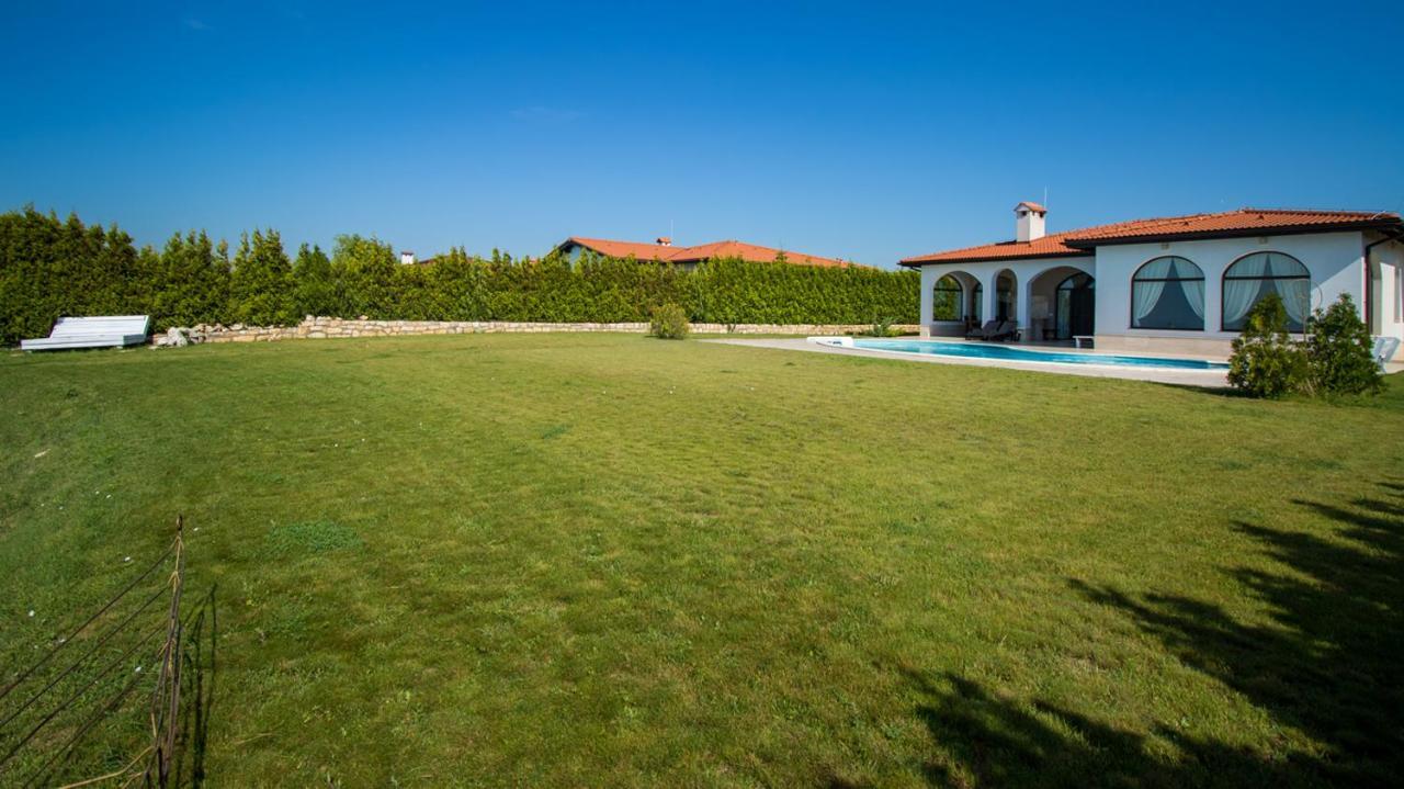 Private Villa First Line With Sea View In Blacksearama Golf Балчик Екстериор снимка